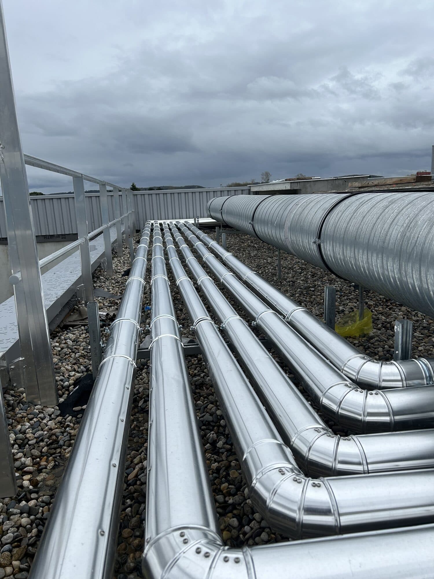 Racks de tuyauterie alignés sur un site industriel