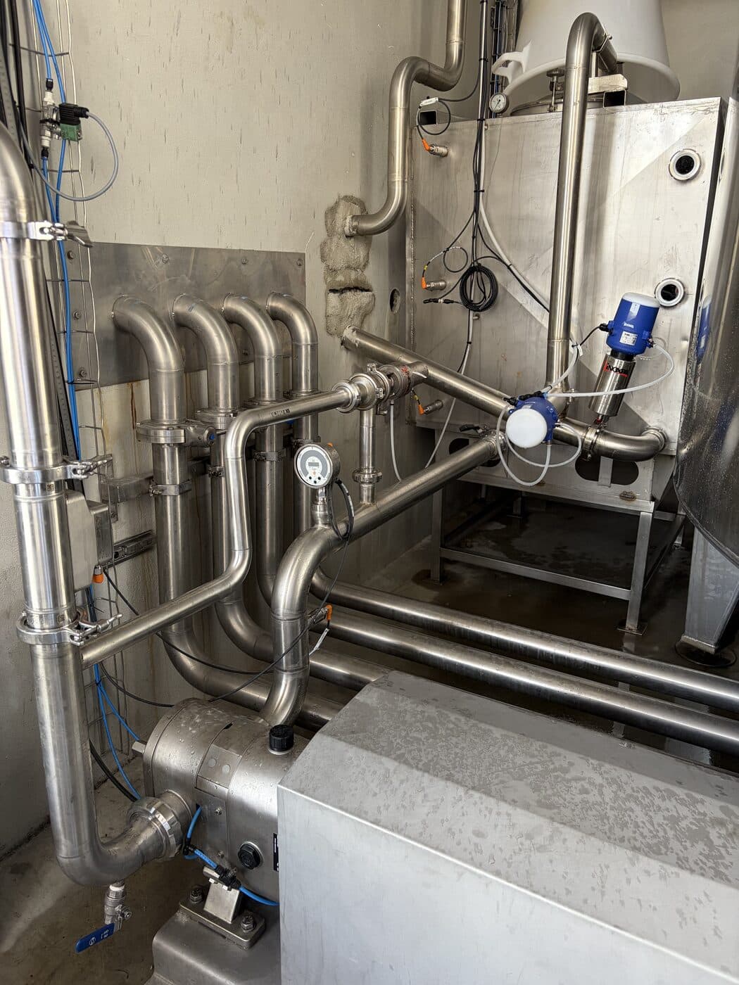 Tuyauterie inox soudée installée en milieu industriel