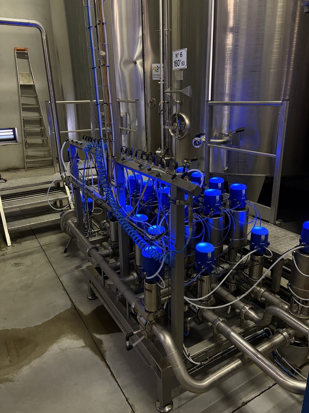 Tuyauterie inox et vannes bleues d'un ensemble process