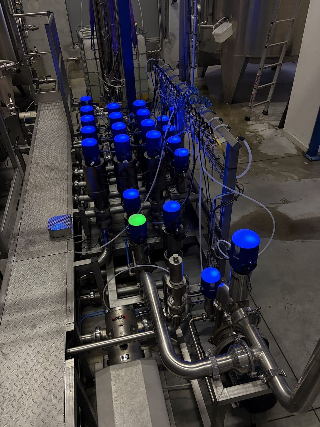 Détail d'un réseau inox avec vannes et raccords soudés