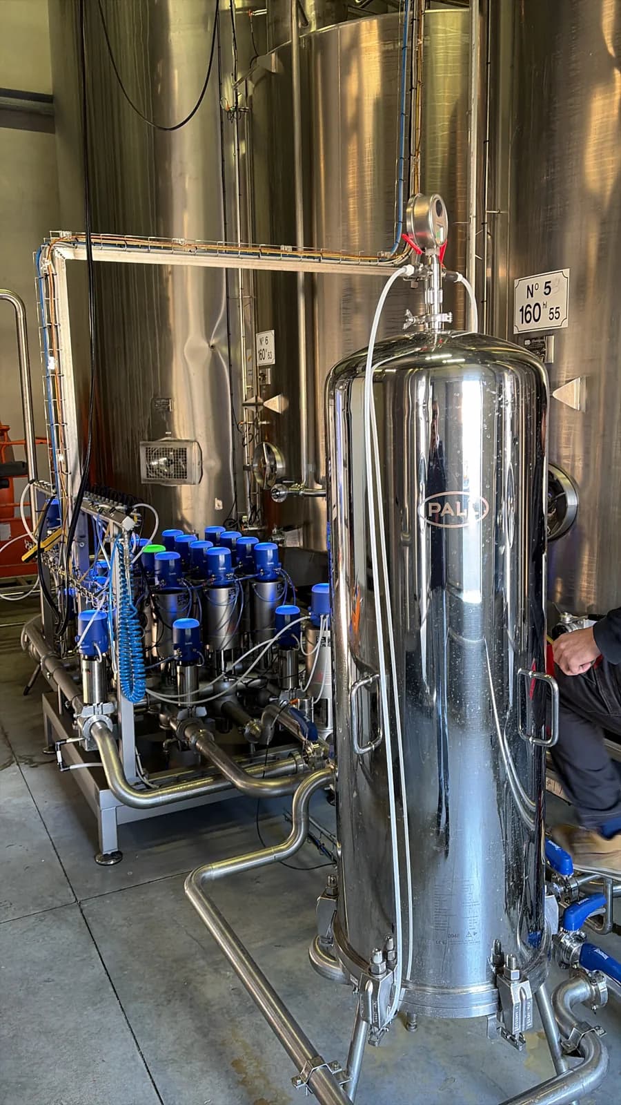 Skid inox équipé de vannes bleues raccordé à des cuves de stockage — chantier InnoSoud