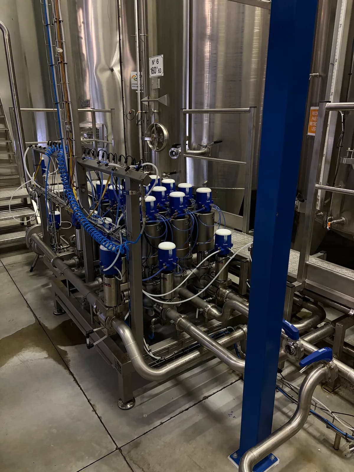Skid de production inox avec vannes process et pompes