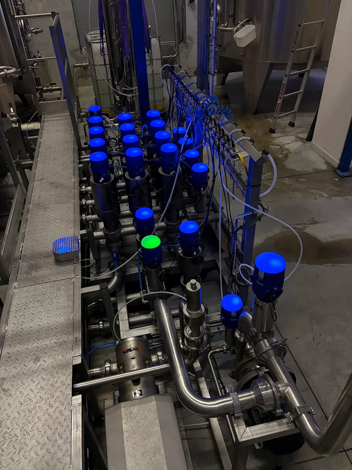 Nourrice de distribution inox équipée de nombreuses vannes à commande bleue